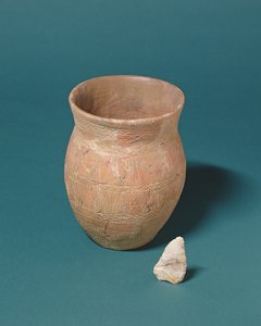 烧杯和燧石刀在公元前2000年格洛斯特郡的巴恩伍德附近埋葬