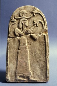 石碑描绘了一尊崇拜生命之树的神灵，迦南时期（公元前1500  -  1200年）（石灰岩）