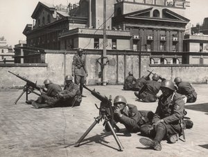 第二次世界大战期间罗马的防空演习。(b/w照片) 作者 布鲁尼 布鲁尼