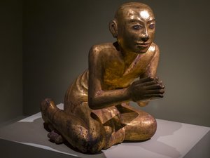 和尚跪在祈祷中。缅甸