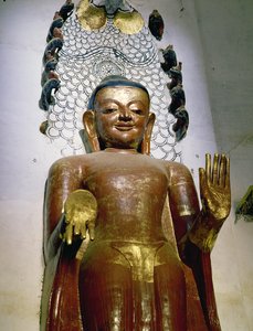 站立的菩萨的雕象