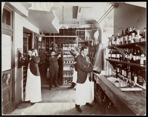 1902年曼哈顿酒店的餐具室（银色明胶印刷）