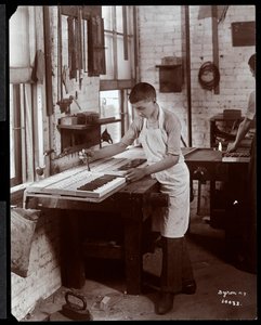 一名年轻人在哈灵顿钢琴公司工厂工作，1907年（银色明胶印刷） 作者 拜伦公司