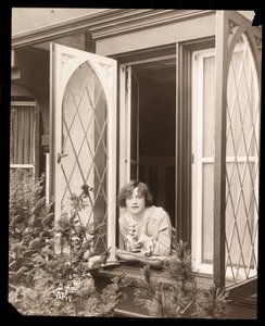Anne Murdock at Home，c.1915（银色明胶印刷品） 作者 拜伦公司