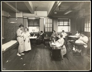 1921年纽约东59街111号纽约盲人协会的一名教室里，盲人年轻妇女和一位老师缝制（银色明胶印刷品）