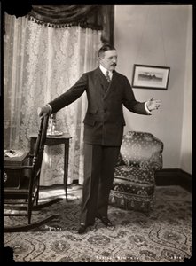 查尔斯·霍特里（Charles Hawtrey）于1901年在纽约第五大道（Holland Avenue）荷兰之家（Holland House）的公寓里（银色明胶印刷品） 作者 拜伦公司