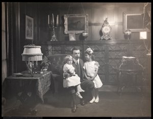 克拉伦斯·麦凯和他的孩子们在1905年的长岛罗斯林海港山图书馆（银色明胶印刷品）
