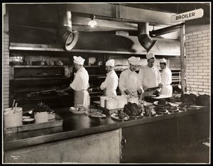 1919年Hotel Commodore酒店的厨房里的厨师做饭（银色明胶印刷）