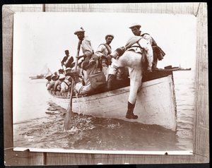纽约Fishers岛海军预备队早期照片的照片，1898年划船的一群水手（银色明胶印刷品） 作者 Byron Company