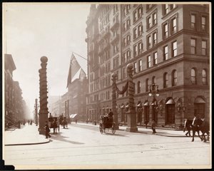 1899年纽约第33街和第五大道华尔道夫酒店的杜威游行装饰（银色明胶印刷） 作者 拜伦公司