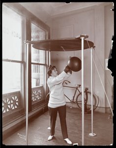 Edna Wallace Hopper于1899年在纽约百老汇和37街的Jack Cooper健身房打了一个出气筒（银色明胶印刷）