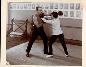 埃德娜·华莱士·霍珀（Jack Cooper）在纽约百老汇和纽约37街的体育馆举行拳击台（银色明胶印刷）