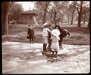 五个孩子在纽约麦迪逊广场的喷泉里玩耍和饮酒，1901年（银色明胶印刷）