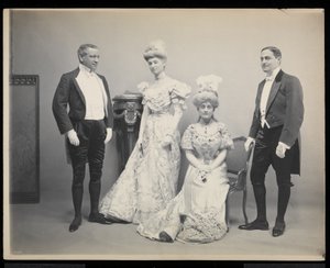 1905年1月31日，纽约James Hazen Hyde Ball的悉尼Dillon Ripley和其他三人的集体肖像（银色明胶印刷） 作者 Byron Company