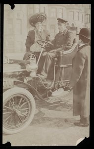 哈蒂·威廉姆斯坐在纽约市的第一辆汽车，纽约，1890年至1910年（银色明胶印刷品）坐着司机 作者 拜伦公司