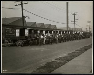 1929年，位于纽约东哈莱姆市东128街111号的卡罗琳洗衣店外停放的马车（银色印刷） 作者 拜伦公司