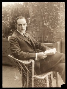 Howard Estabrook在花园里，1915-16（银色明胶印刷）