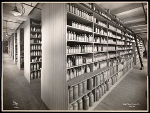 Parke，Davis und Co.，化学家，Hudson und Vestry Streets，纽约，化学储藏室的内部视图，1910年（银色明胶印刷品） 作者 拜伦公司