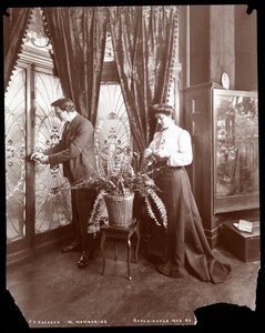 James K. Hackett和妻子（Mary Mannering）在家，c.1902（银色明胶印刷）