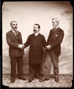 工党领袖Samuel Gompers，John Burns和Holmes，1893-4（银色明胶印刷品）