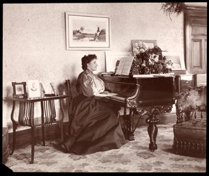 1895年弗朗西斯·萨维尔夫人在家（银色明胶印刷）