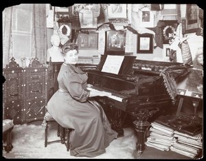 Schumann Heink夫人坐在钢琴上，1906年（银色明胶印刷）