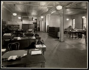 位于纽约东哈莱姆市东129街东111号Carolyn洗衣店的主办公室，1929年（银色明胶印刷） 作者 拜伦公司