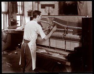 男人在Hardman，Peck und Co.钢琴厂工作，纽约，1907年（银色明胶印刷）