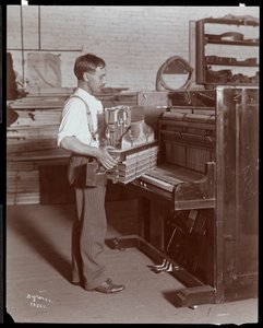 男人在Hardman，Peck und Co.钢琴厂工作，纽约，1907年（银色明胶印刷）