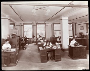 男性和女性在Parke，Davis und Co.，化学家，Hudson und Vestry Streets，New York，1910（银色明胶印刷品）的开放式办公室