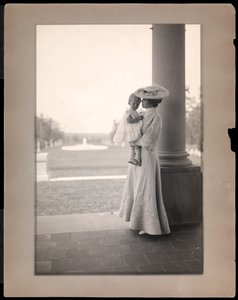 Clarence Mackay夫人和1898年至1910年长岛海港山门廊的孩子（白金版）