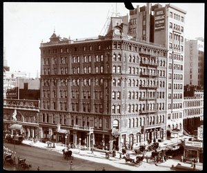 1907年纽约百老汇和第43街凯迪拉克酒店的东北角（银色明胶印刷） 作者 拜伦公司