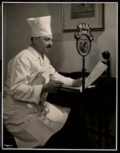 主厨Maurice Hervieux在1930年Commodore酒店的麦克风上的肖像（银色明胶印刷）