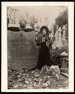 Eva Booth在她父亲，William Booth将军的坟墓上的肖像，1915年（银色明胶印刷品）