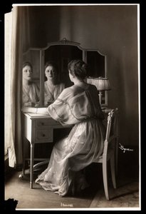 Jobyna Howland的肖像坐在她的梳妆台，1908-9（银色明胶打印）