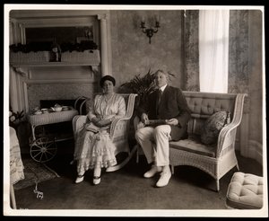 霍华德夫人的肖像坐在他们位于纽约第五大道200号的家中的客厅里，1916-6（银色明胶印刷品）