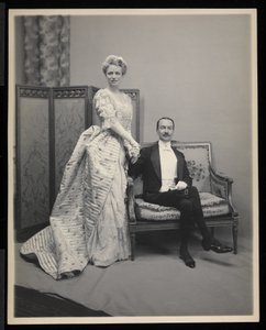 1905年1月31日，纽约James Hazen海德球的身份不明的男人和女人的肖像（银色明胶印刷）