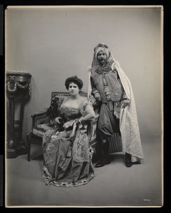 1905年1月31日，纽约James Hazen海德球的身份不明的男人和女人的肖像（银色明胶印刷）