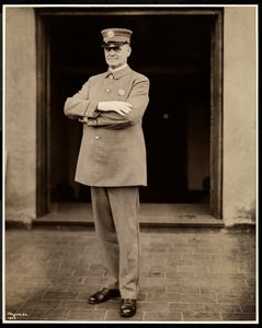 1922年Commodore酒店最高警察的肖像（银色明胶印刷）