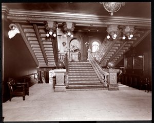 公园大道酒店的楼梯，1901年或1902年（银色明胶印刷） 作者 拜伦公司