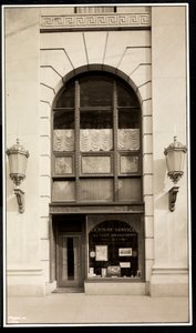 En Route Service，Inc。的店面，位于纽约第59街和第五大道萨沃伊广场酒店，1928年（银色明胶印刷） 作者 拜伦公司