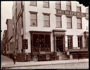The Hotel Martin at 19 Lafayette Place，New York，1896（银色明胶印刷） 作者 拜伦公司