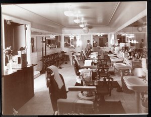 1913年费城丽思卡尔顿酒店的理发店（银色明胶印刷） 作者 拜伦公司