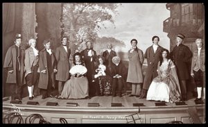 纽约巴纳德学院（银色明胶印刷）上演的一部名为The Old Heads and Young Hearts的戏剧的业余演员阵容