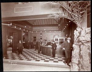 维多利亚酒店的大堂和登记处，1900或1901年（银色明胶印刷）