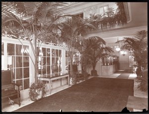 丽思卡尔顿酒店大堂和登记处，c.1910-11（银色明胶印刷） 作者 拜伦公司