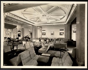 1937年3月8日，酒店位于纽约州第37街和列克星敦的Hotel White酒店东侧（银色明胶印刷） 作者 拜伦公司