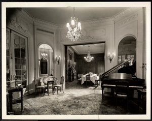1937年瑞吉酒店路易十六套房的音乐室（银色明胶印刷）