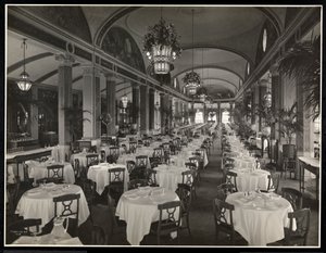 Hotel Pennsylvania酒店的屋顶花园餐厅，1919年（银色明胶印刷） 作者 拜伦公司