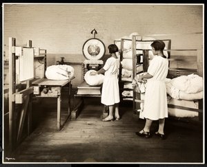 两名非洲裔美国妇女在1928年纽约东哈林区东128街111号Carolyn洗衣店称重洗衣袋（银色明胶印刷）